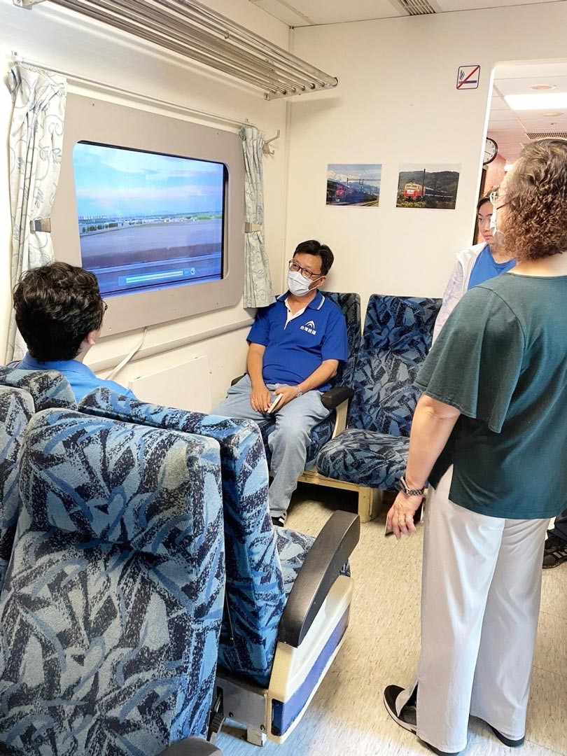 失智專區透過「沉浸式火車升級2.0版」搭擬真火車情境，減緩認知退化。