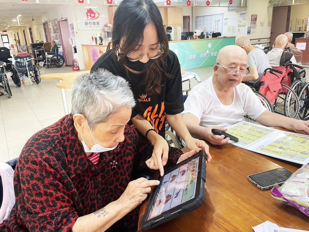 住民使用輔具溝通系統(AAC)提升認知及溝通能力。