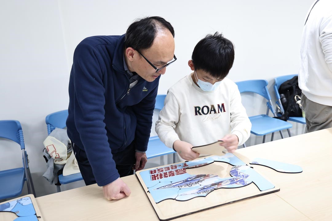 孩童與家長一起完成軍武拼圖體驗。