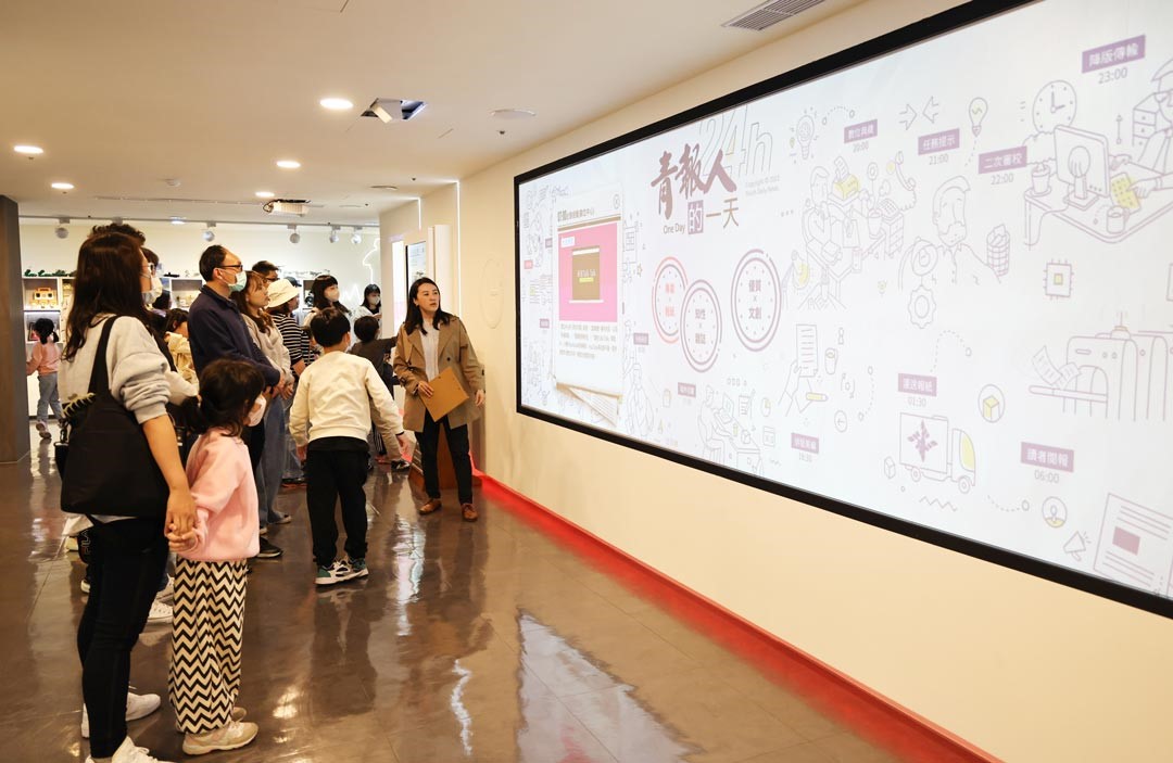 活動除軍武拼圖體驗、絹印實作，還安排報社數位社史館導覽。