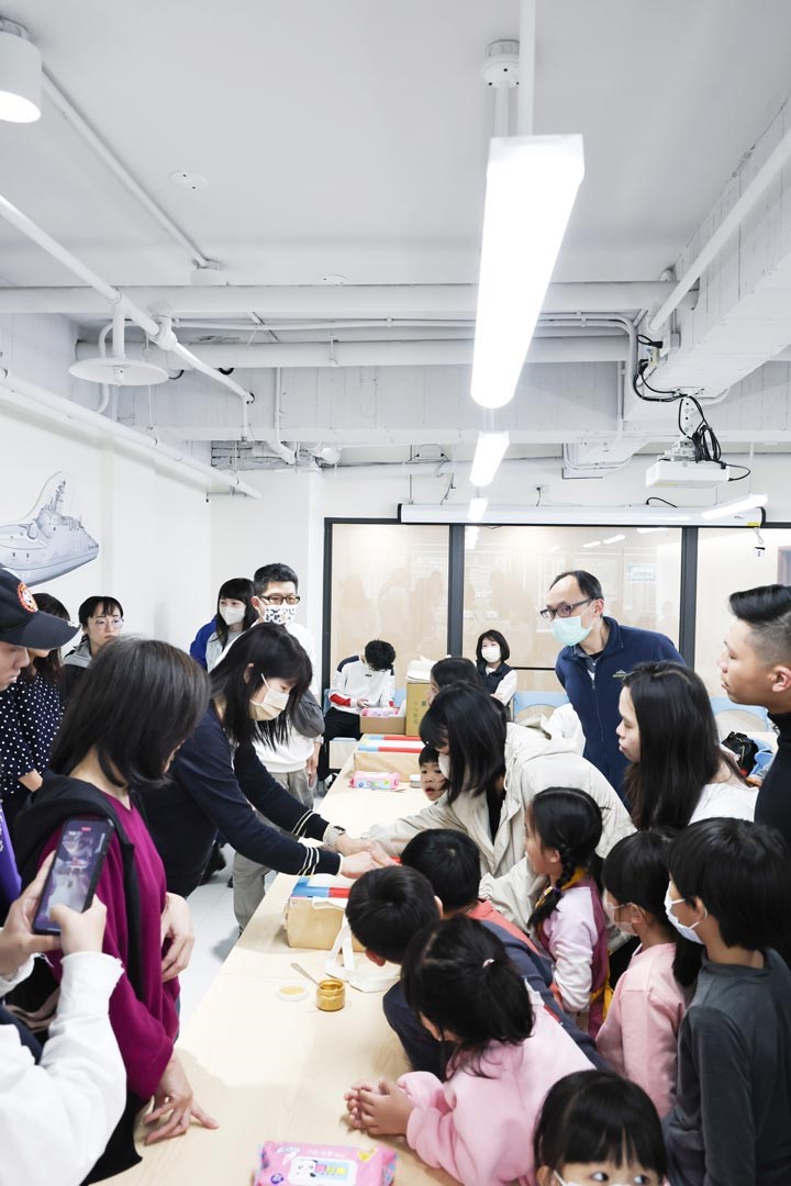 活動開始前的示範教學，孩童及家長認真學習絹印實作的程序。