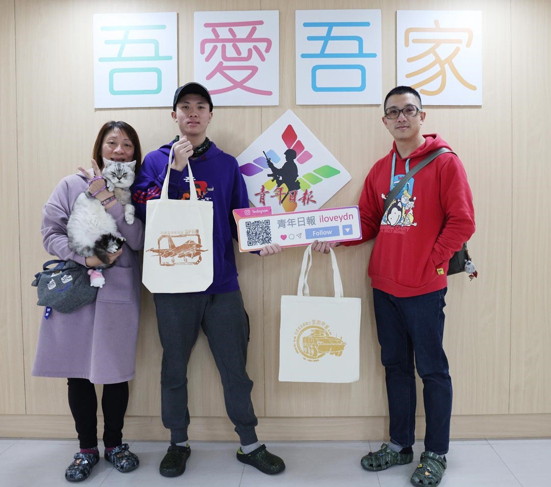 軍眷黃惠鈴與家人曾於民國108年參加絹印活動，當日歡喜共襄盛舉。