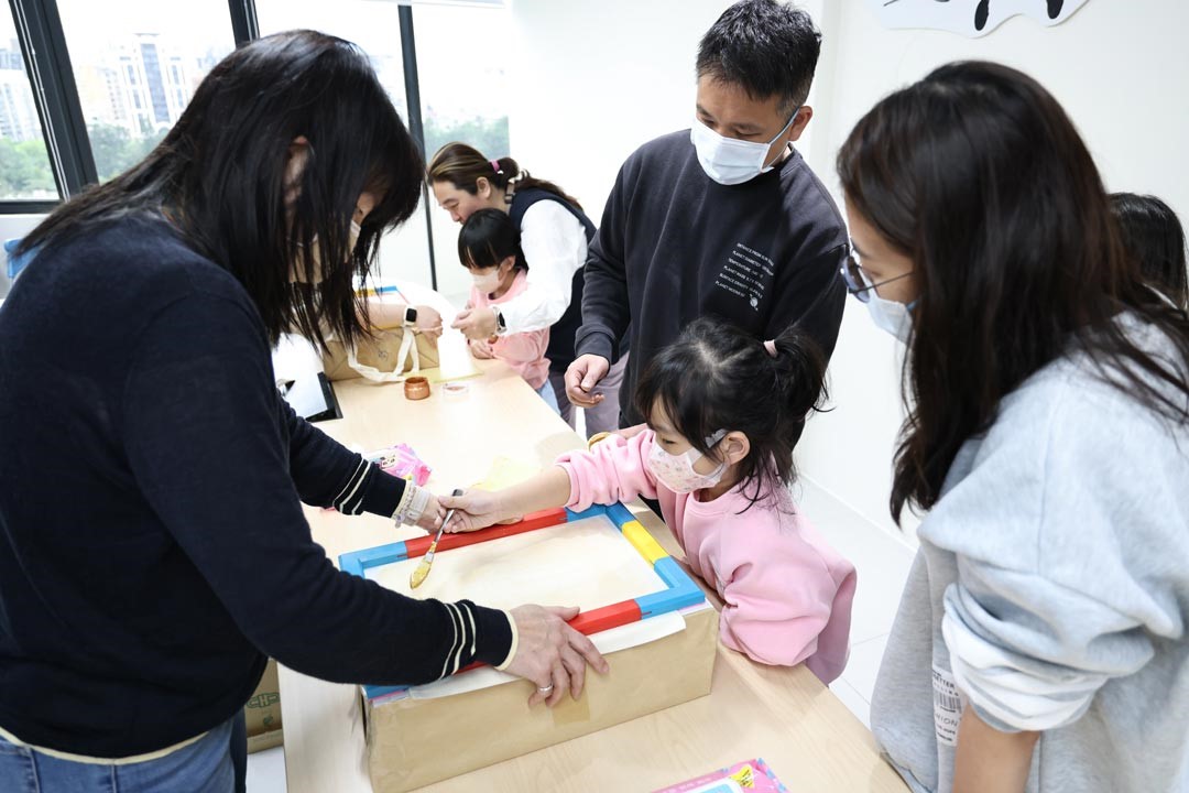 作法1.放置油墨
將油墨放置於絹版上。
有孔洞的地方是印出圖案的地方，油墨落下即會形成圖案。
