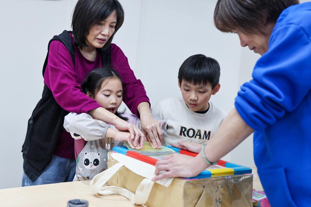 作法2.使用刮版刀
雙手以45度角拿刮版刀，以均等的力道與速度往自己方向拉（刷），使用刮版刀施加壓力將油墨推擠至孔洞下進行印刷。
