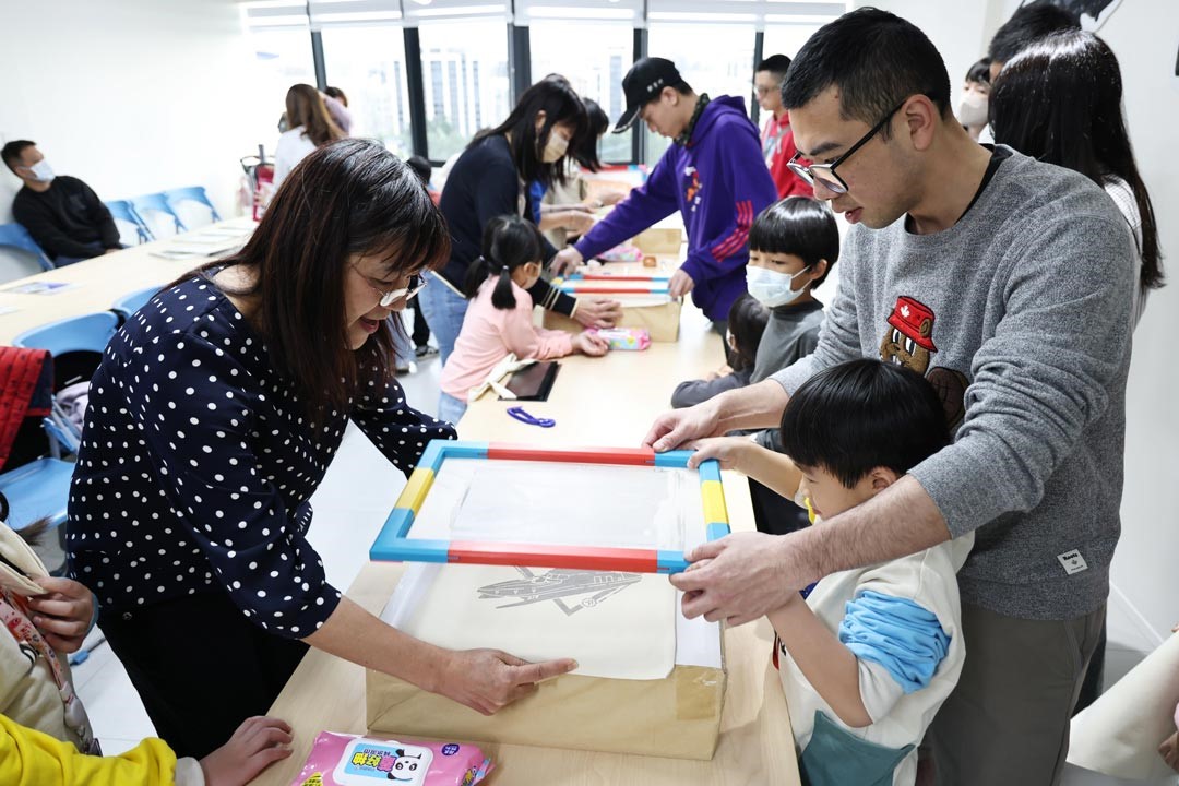 作法3.打開絹版
按住印刷素材，垂直向上移開絹版。
