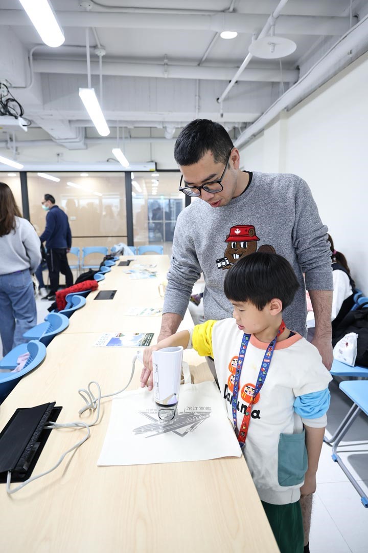 作法4.乾燥
水性油墨乾燥後即定色，可自然乾燥約需一天，或使用吹風機吹2至3分鐘即可加速乾燥。
