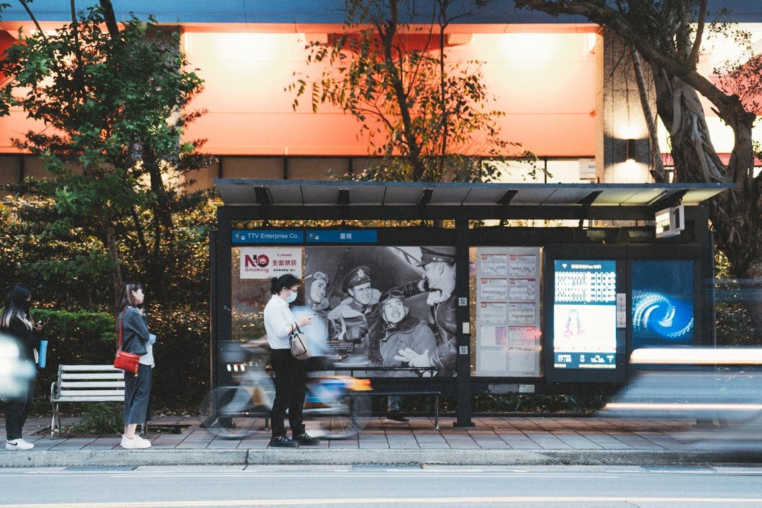 為紀念二戰暨抗戰勝利80週年，國防部在34處公車亭，展出充滿戰鬥氣息的軍事攝影作品。