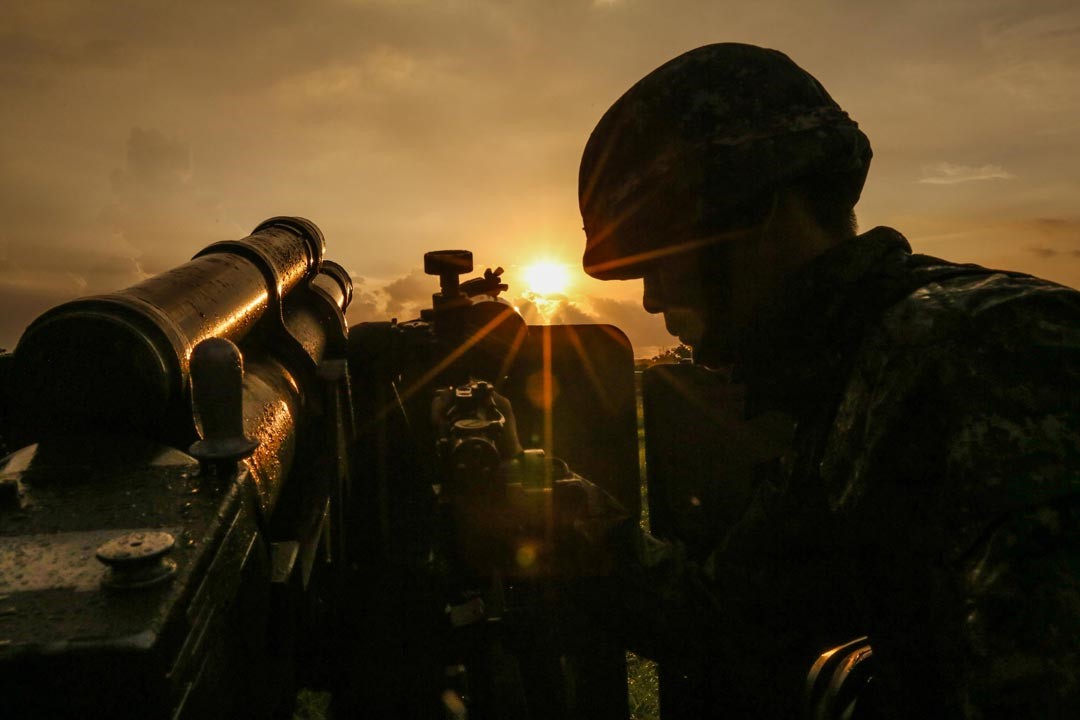 砲兵默默執行戰備任務，所呈現出的剪影，象徵國家安全是由許多無名英雄默默付出而來。