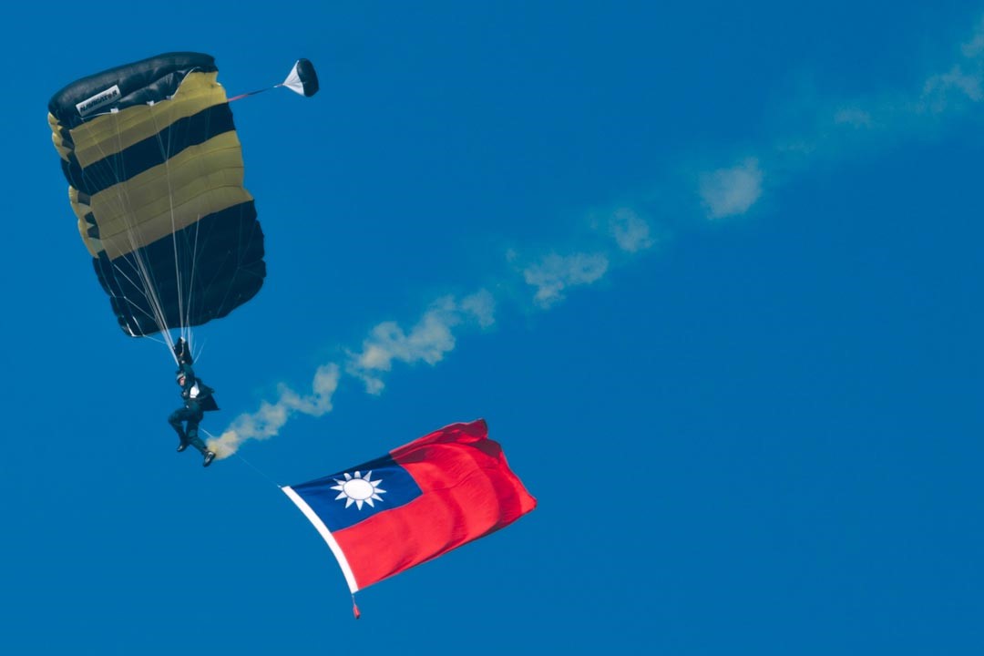 神龍小組於跳傘途中施展國旗，彰顯國軍保衛家園決心。