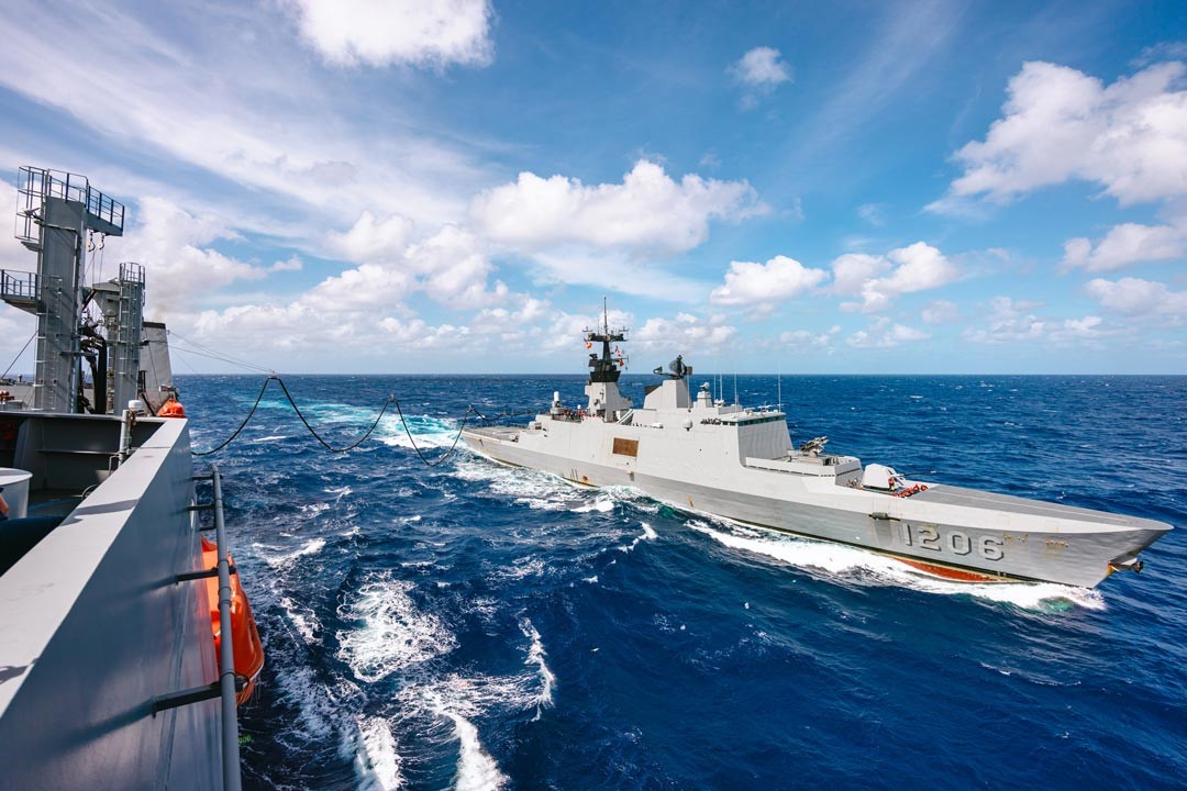 連接跨索的「高線引纜」，在兩艦官兵的合作下實施實施油料整補。