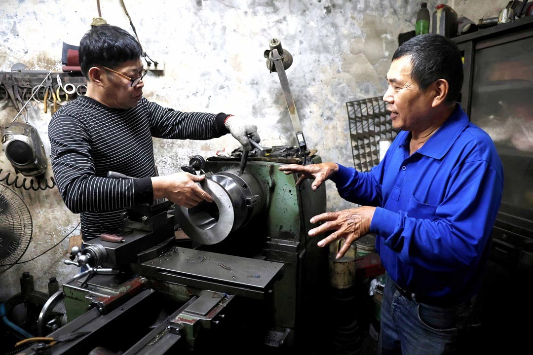 柳新發（右）認為，傳統的車床、銑床工作母機為現代工業之母。