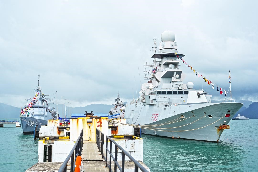 海事展區多國軍艦齊聚，有來自印度、印尼、日本、俄羅斯、義大利等國艦艇於港區外停泊參展。