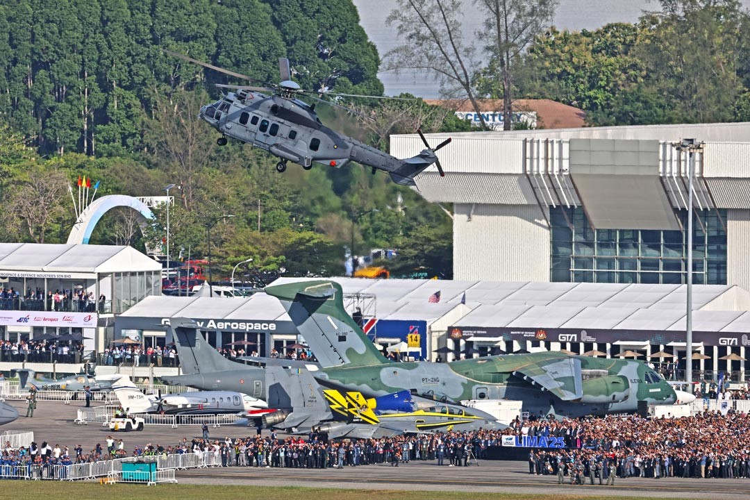 直升機進行低空盤旋飛行表演，為活動開啟一波高潮。