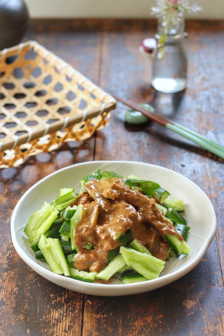 拍黃瓜淋上麻醬，風味濃郁好滋味。