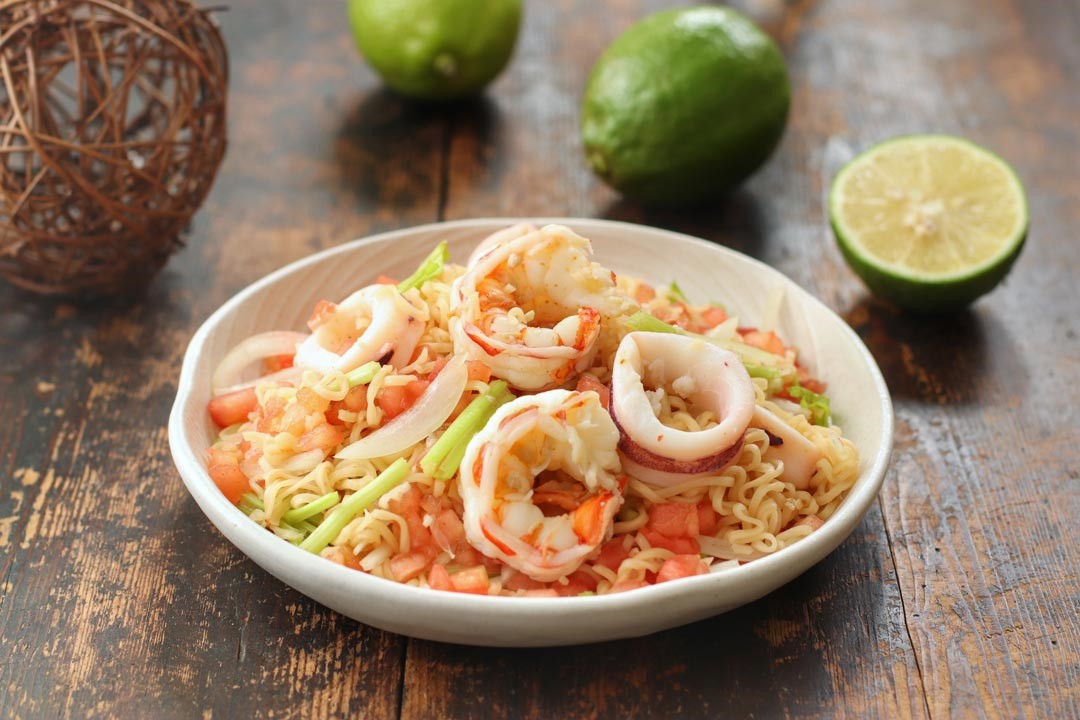 涼拌泰國mama麵是經典口味，酸香微辣適合夏天。