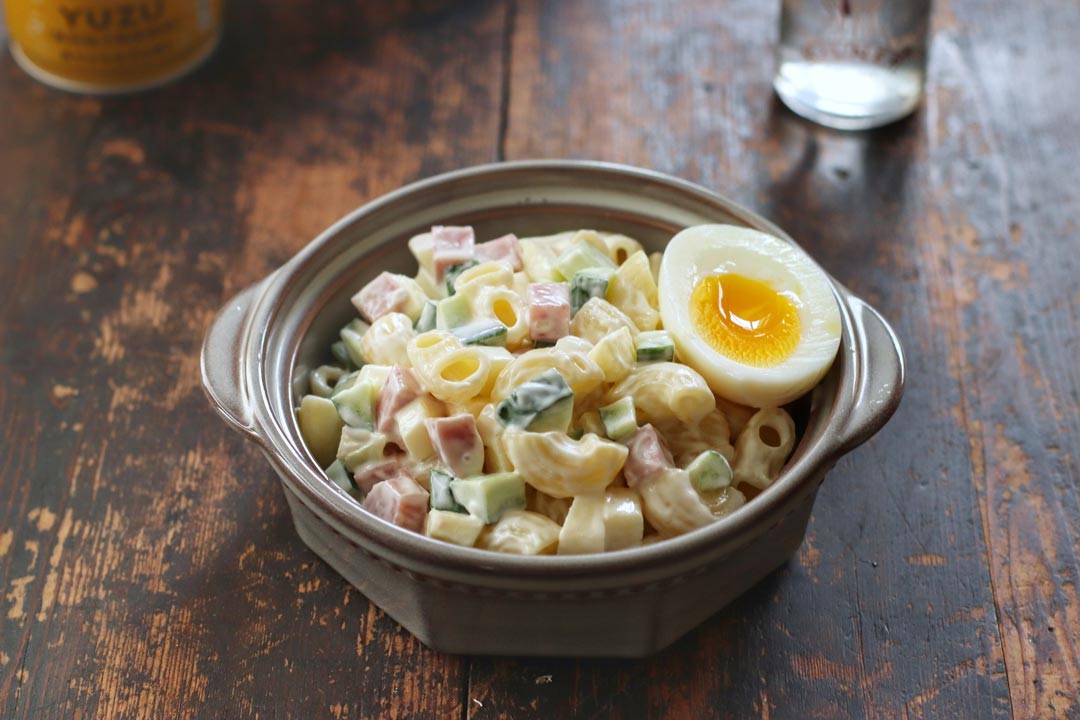 涼拌通心粉可依喜好搭配大量水果，冰冰的更好吃。